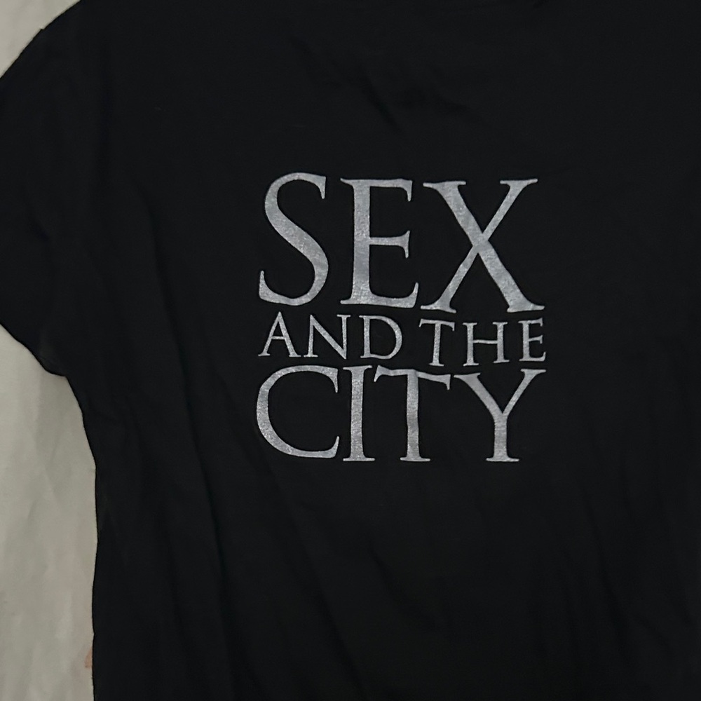 Bitten by Sarah Jessica Parker Black Tee with Pink Graphic XL - Picture 4 of 4